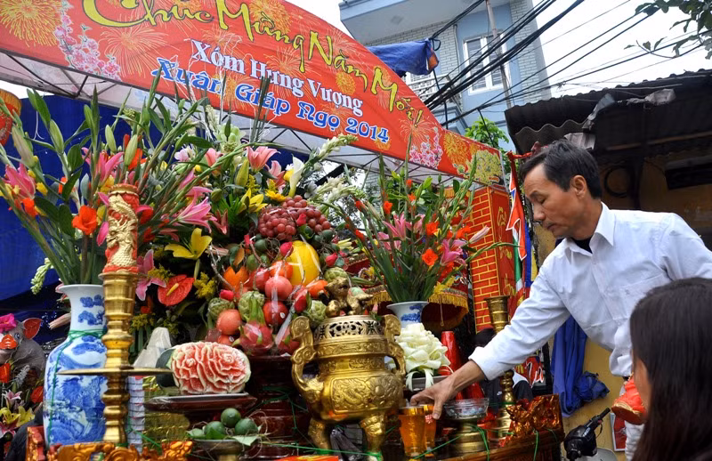 Tại các xóm trong làng đều có bàn hương án được trang trí rất đẹp đặt trước mỗi kiệu “ông Lợn”.