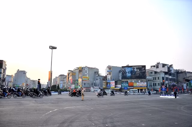 Đèn tín hiệu giao thông được đặt tại hai nút Nguyễn Lương Bằng - Vành đai I (đoạn Ô Chợ Dừa - Hoàng Cầu) và Hoàng Cầu - Vành đai I (đoạn Ô Chợ Dừa - Hoàng Cầu) để hướng dẫn giao thông cho các phương tiện.