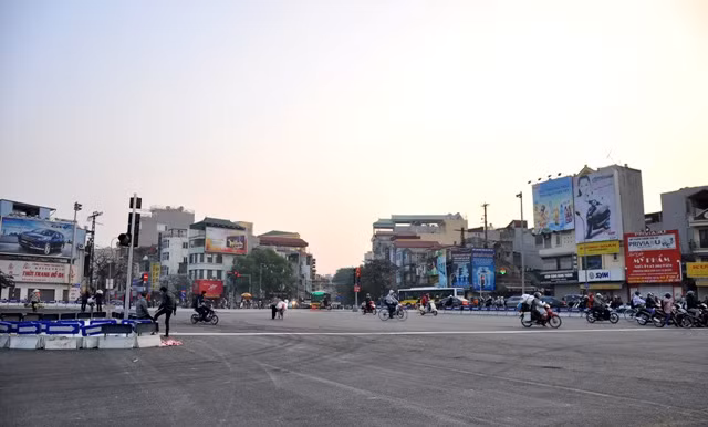 Các phương tiện đi từ Đê La Thành, Khâm Thiên, Tôn Đức Thắng đi về Nguyễn Lương Bằng, Xã Đàn phải theo hiệu lệnh đèn tín hiệu.