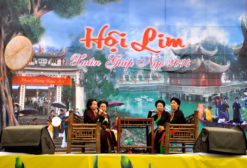 Một sân khấu lớn nhất đặt tại sân hội Lim. Đây cũng chính là khu vực diễn ra các hoạt động chính trong ngày chính hội. Một sân khấu lớn nhất đặt tại sân hội Lim. Đây cũng chính là khu vực diễn ra các hoạt động chính trong ngày chính hội.