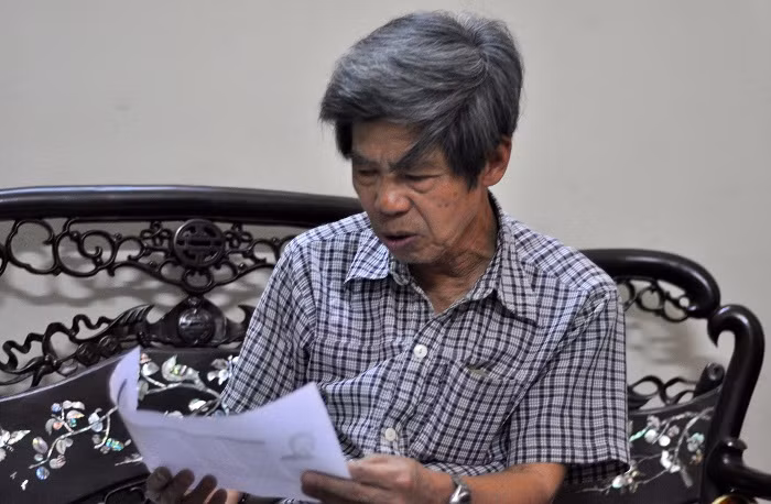Ông Lê Văn Viễn (bố đẻ chị Huyền) vẫn cố gắng nghe ngóng thông tin và tìm kiếm những bằng chứng để kết tội đối tượng Nguyễn Mạnh Tường. (Ảnh: Trần Kháng)