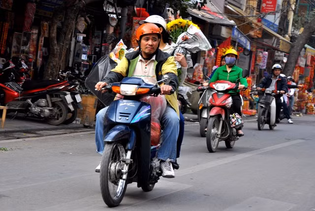 Không khí hối hả sắm đồ lễ càng khẩn trương hơn khi giờ ông Công, ông Táo về trời đang sắp đến gần.