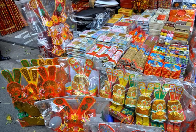 “Từ ngày 23 tháng Chạp, sức mua của người dân sẽ tăng so với ngày đầu tháng và tăng dần cho tới Tết Nguyên đán” – một chủ quán vàng mã ở Hàng Mã cho biết.