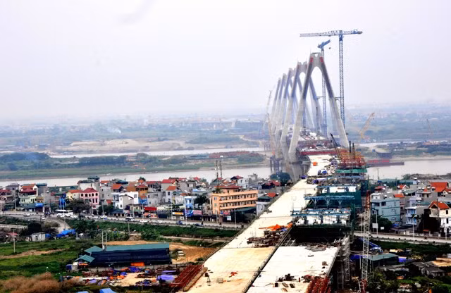 Sáng nay, việc hợp long cây cầu Nhật Tân đã diễn ra thành công dưới chứng kiến của lãnh đạo TP Hà Nội, Bộ GTVT và Sứ quán Nhật bản.