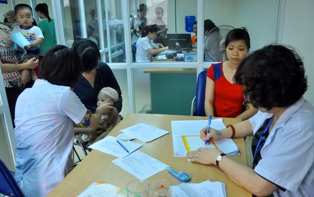 Theo các nhân viên y tế ở Trung tâm Y tế dự phòng cho biết, nhiều phụ huynh, kể cả ở các huyện ngoại thành cũng đưa con nhỏ tới tiêm chủng, chủ yếu là vaccine sởi. Ngoài ra còn có các trường hợp tiêm chủng thủy đậu, cúm. Theo các nhân viên y tế ở Trung tâm Y tế dự phòng cho biết, nhiều phụ huynh, kể cả ở các huyện ngoại thành cũng đưa con nhỏ tới tiêm chủng, chủ yếu là vaccine sởi. Ngoài ra còn có các trường hợp tiêm chủng thủy đậu, cúm.