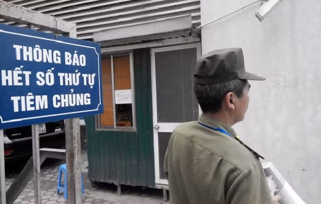 Do lượng thuốc và nhân viên y tế trong Trung tâm y tế dự phòng có hạn mà số lượng người có nhu cầu tiêm chủng rất đông. Chỉ sau 30 phút mở cửa mỗi buổi thì số thứ tự tiêm chủng đã hết. Nhiều người phải ra về và đợi sang ngày sau. Do lượng thuốc và nhân viên y tế trong Trung tâm y tế dự phòng có hạn mà số lượng người có nhu cầu tiêm chủng rất đông. Chỉ sau 30 phút mở cửa mỗi buổi thì số thứ tự tiêm chủng đã hết. Nhiều người phải ra về và đợi sang ngày sau.