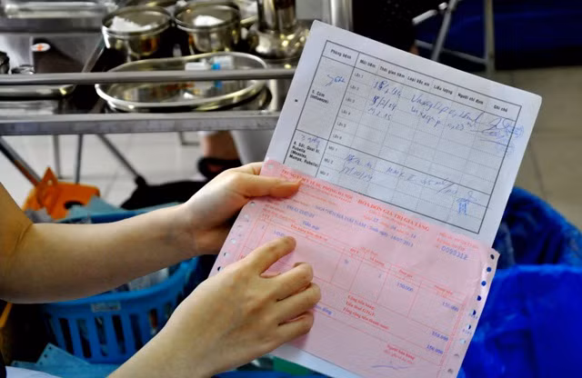 Trước khi tiêm thuốc, các bác sĩ thường chỉ cho các phụ huynh về loại thuốc tiêm chủng để mọi người nắm bắt được. Trước khi tiêm thuốc, các bác sĩ thường chỉ cho các phụ huynh về loại thuốc tiêm chủng để mọi người nắm bắt được.