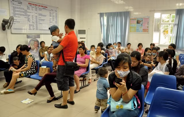 Trước thực trạng lo ngại sởi sẽ bùng phát mạnh hơn, tại nhiều Trung tâm tiêm phòng ở Hà Nội đông kín người. Hình ảnh được ghi nhận trong đầu giờ chiều tại Trung tâm Y tế dự phòng (70 Nguyễn Chí Thanh, Đống Đa, Hà Nội). Trước thực trạng lo ngại sởi sẽ bùng phát mạnh hơn, tại nhiều Trung tâm tiêm phòng ở Hà Nội đông kín người. Hình ảnh được ghi nhận trong đầu giờ chiều tại Trung tâm Y tế dự phòng (70 Nguyễn Chí Thanh, Đống Đa, Hà Nội).
