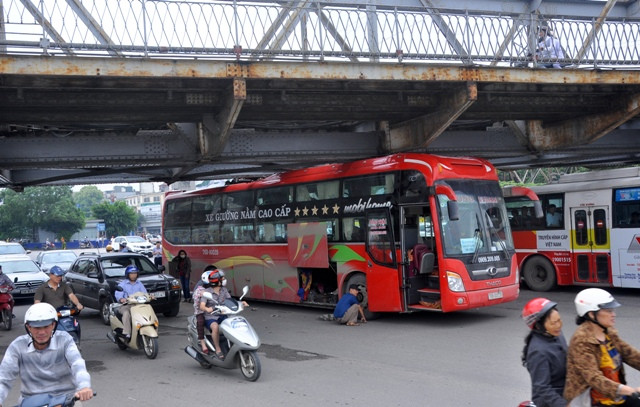 Chiếc xe khách giường nằm chất lượng cao bị kẹt trong gầm cầu Long Biên khiến giao thông qua đoạn này gặp nhiều khó khăn. Chiếc xe khách giường nằm chất lượng cao bị kẹt trong gầm cầu Long Biên khiến giao thông qua đoạn này gặp nhiều khó khăn.