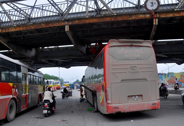 Theo một người dân sống gần đây cho biết, trường hợp xe khách hôm nay không phải là lần đầu mà đã có nhiều trường hợp khác. Đặc biệt là những người không quen đường. Theo một người dân sống gần đây cho biết, trường hợp xe khách hôm nay không phải là lần đầu mà đã có nhiều trường hợp khác. Đặc biệt là những người không quen đường.