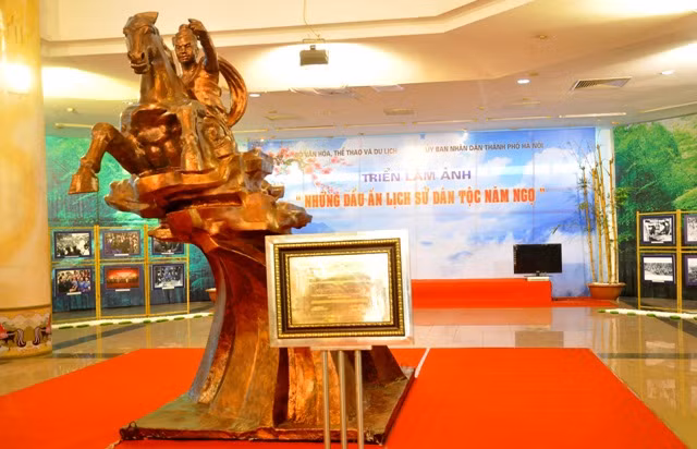 Triển lãm “Dấu ấn lịch sử dân tộc năm Ngọ” mở cửa đón khách từ ngày 16/1 tại Triển lãm Vân Hồ, số 2 Hoa Lư, Hà Nội, giới thiệu những bức ảnh ý nghĩa của cả dân tộc trong những năm Ngọ đã qua. Triển lãm “Dấu ấn lịch sử dân tộc năm Ngọ” mở cửa đón khách từ ngày 16/1 tại Triển lãm Vân Hồ, số 2 Hoa Lư, Hà Nội, giới thiệu những bức ảnh ý nghĩa của cả dân tộc trong những năm Ngọ đã qua.