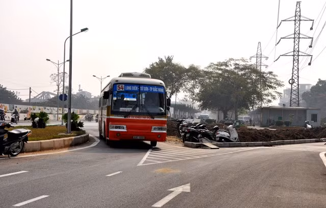 Đoạn từ điểm trung chuyển Long Biên đến nút Hàng Than không có điểm dừng xe buýt. Các tuyến hoạt động gồm 04, 08, 23, 31, 50, 54, 55, 58. Đoạn từ điểm trung chuyển Long Biên đến nút Hàng Than không có điểm dừng xe buýt. Các tuyến hoạt động gồm 04, 08, 23, 31, 50, 54, 55, 58.