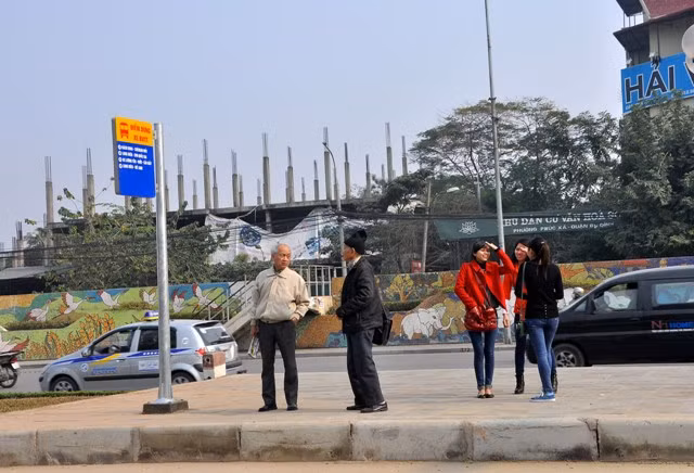 Đoạn từ nút Hàng Than đến nút Cửa Bắc bố trí 2 cặp điểm dừng xe buýt tại gần nút giao với phố Hàng Than và nút giao với phố Cửa Bắc. Các tuyến hoạt động gồm 31, 50, 55, 58. Đoạn từ nút Hàng Than đến nút Cửa Bắc bố trí 2 cặp điểm dừng xe buýt tại gần nút giao với phố Hàng Than và nút giao với phố Cửa Bắc. Các tuyến hoạt động gồm 31, 50, 55, 58.