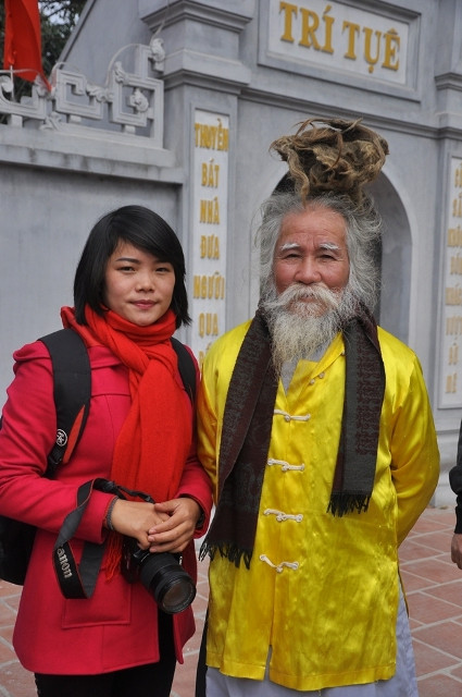 Vẫn như năm trước, ông Long thường đứng chỗ có đông du khách để thu hút sự chú ý. Từ đó mọi người thấy lạ lại xin chụp ảnh với ông. Vẫn như năm trước, ông Long thường đứng chỗ có đông du khách để thu hút sự chú ý. Từ đó mọi người thấy lạ lại xin chụp ảnh với ông.