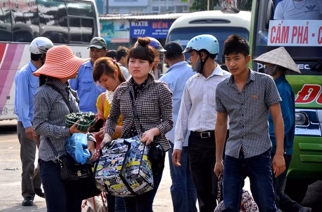 Thời tiết nóng bức cùng với hành lý cồng kềnh luôn đi theo mỗi người dân càng khiến bến xe trở nên ngột ngạt hơn. Thời tiết nóng bức cùng với hành lý cồng kềnh luôn đi theo mỗi người dân càng khiến bến xe trở nên ngột ngạt hơn.
