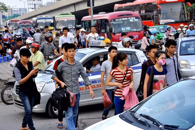Khu vực ngoài đường Phạm Hùng (trước cổng bến xe Mỹ Đình) mật độ giao thông cũng đông đúc nhiều lần so với ngày thường. Khu vực ngoài đường Phạm Hùng (trước cổng bến xe Mỹ Đình) mật độ giao thông cũng đông đúc nhiều lần so với ngày thường.
