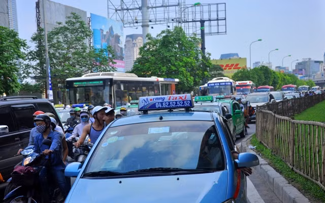 Nhiều tuyến đường vành đai ùn tắc nghiêm trọng do lượng xe và người đổ về đông trong giờ cao điểm chiều nay. Nhiều tuyến đường vành đai ùn tắc nghiêm trọng do lượng xe và người đổ về đông trong giờ cao điểm chiều nay.