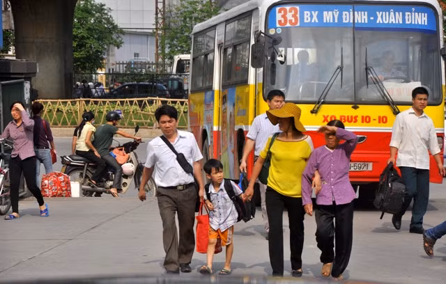 Cái nắng chói chang khiến cho việc đi lại của người dân càng vất vả hơn. Cái nắng chói chang khiến cho việc đi lại của người dân càng vất vả hơn.