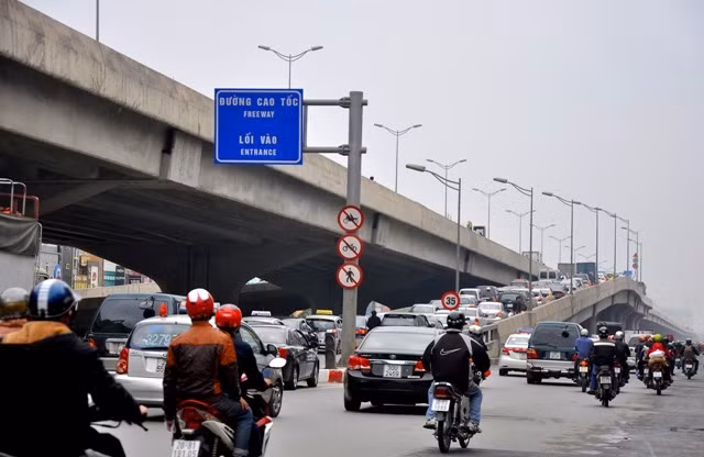 Đường cao tốc trên cao cũng ùn tắc bởi mật độ tham gia giao thông rất lớn.