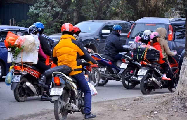Sau ngày làm việc cuối cùng (27 tháng Chạp) mọi người bắt đầu kỳ nghỉ Tết, những người đi làm xa quê đều đổ ra đường để về với gia đình.