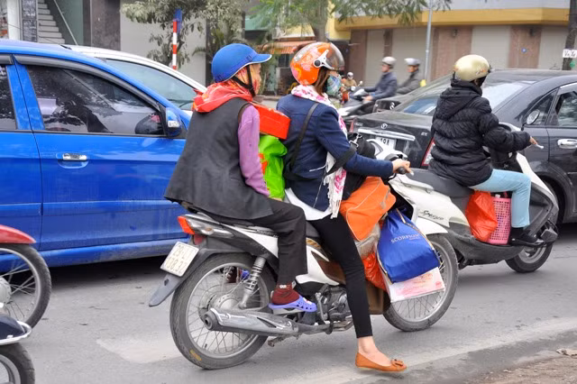 Người đi một mình, người có cả gia đình trên một chiếc xe máy cùng với đồ đạc cồng kềnh phía sau.