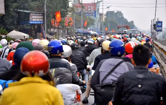 Một lượng lớn các phương tiện xe máy đều có hướng đi về hướng Nam Định, Thái Bình, Ninh Bình, Thanh Hóa… trên tuyến đường Quốc lộ 1A cũ. (Ảnh chụp tại địa phận Phố Nguội, Thường Tín).