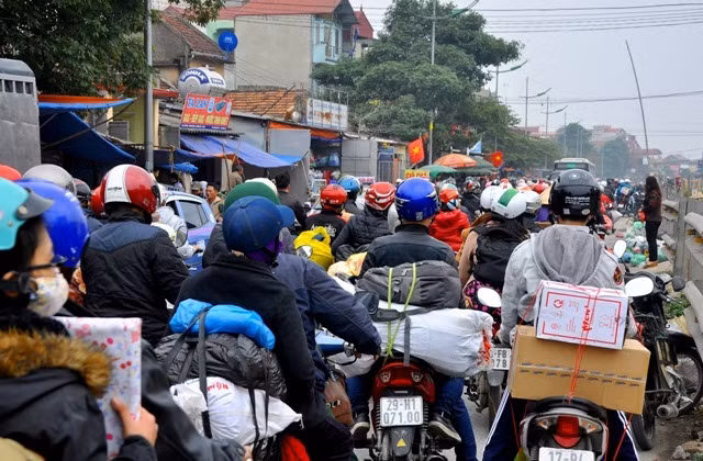 Tại địa phận Phố Nghệ (Thường Tìn, Hà Nội) các phương tiện lưu thông rất khó khăn.