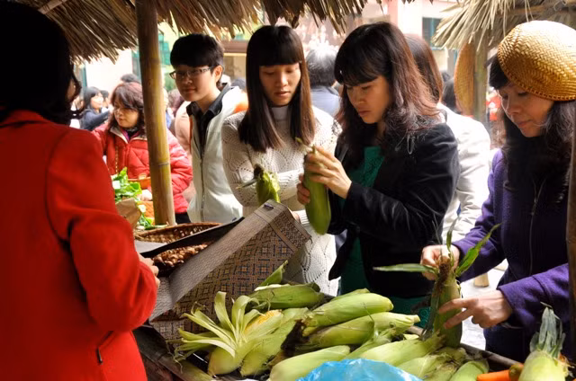 “Chợ quê” với nhiều mặt hàng đặc sản nhiều miền quê như nông sản, hàng khô, bánh kẹo, thủ công mỹ nghệ… “Chợ quê” với nhiều mặt hàng đặc sản nhiều miền quê như nông sản, hàng khô, bánh kẹo, thủ công mỹ nghệ…