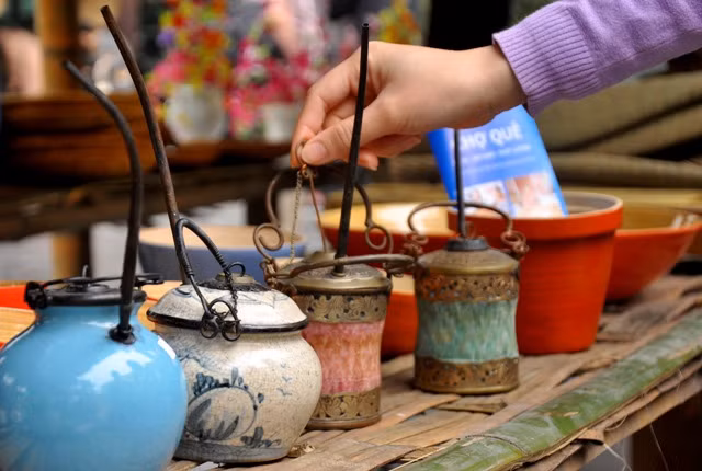 Những chiếc điếu bát lạ mắt cũng thu hút sự chú ý của người đi chợ. Những chiếc điếu bát lạ mắt cũng thu hút sự chú ý của người đi chợ.