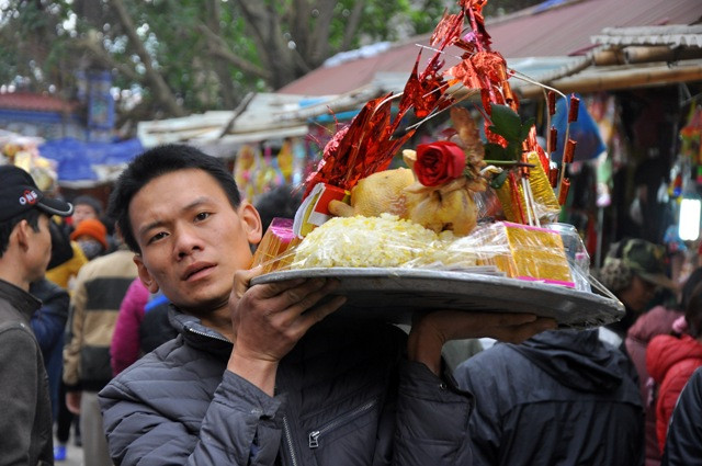 Riêng tại Đền Bà Chúa Kho, du khách thập phương đã về đền lễ tạ theo lệ là phải sắp mâm lễ vào đền khấn vái xin lộc.