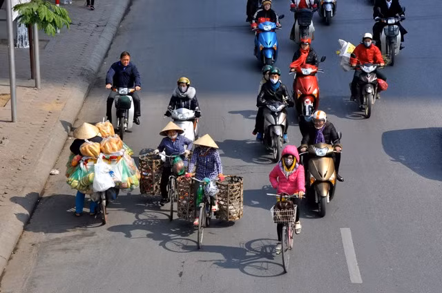 Tuy nhiên, một bộ phận người lao động đang xử dụng xe đạp như một phương tiện chính để kiếm sống mỗi ngày.