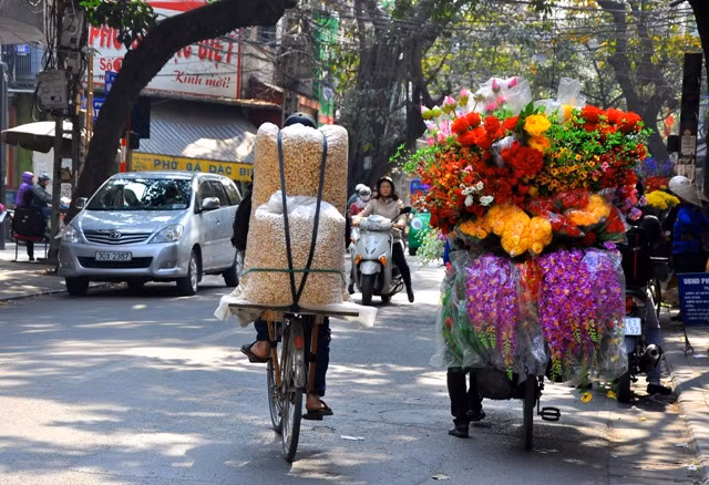 Người bán hàng rong đã tận dụng những chiếc xe đạp cũ để làm phương tiện bán hàng.