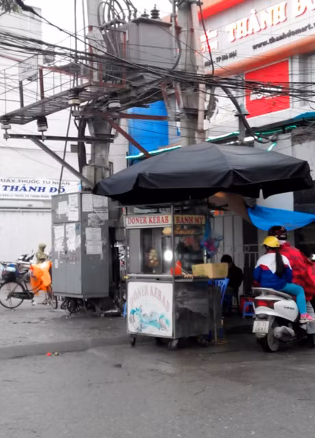 Không chỉ phố cổ mà ở các quận, huyện ngoại thành thì việc vi phạm hành lang an toàn trạm điện vẫn xuất hiện nhiều. Tại trạm biến áp trên đường Hồ Tùng Mậu có người bán quán nước, người bán hàng ăn… hàng ngày.