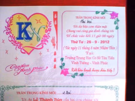 Thiệp cưới được in rất cụ thể địa điểm là trường "Trung Học Cơ Sở Tân Tiến -Vĩnh Tường -Vĩnh Phúc" Thiệp cưới được in rất cụ thể địa điểm là trường "Trung Học Cơ Sở Tân Tiến -Vĩnh Tường -Vĩnh Phúc"