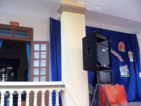 Cạnh phòng Hiệu trưởng là sân khấu của đám cưới. Cạnh phòng Hiệu trưởng là sân khấu của đám cưới.