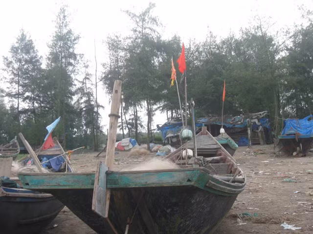 Bên cạnh những ngư cụ là cuộc sống bên những túp lều nhỏ tạm bợ.