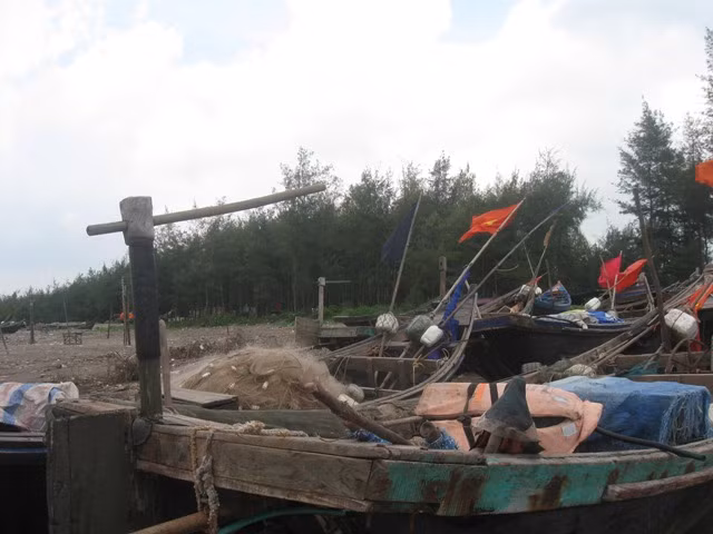 Bởi chỉ với những chiếc máy thô sơ, mủng (thuyền) độc mộc này...