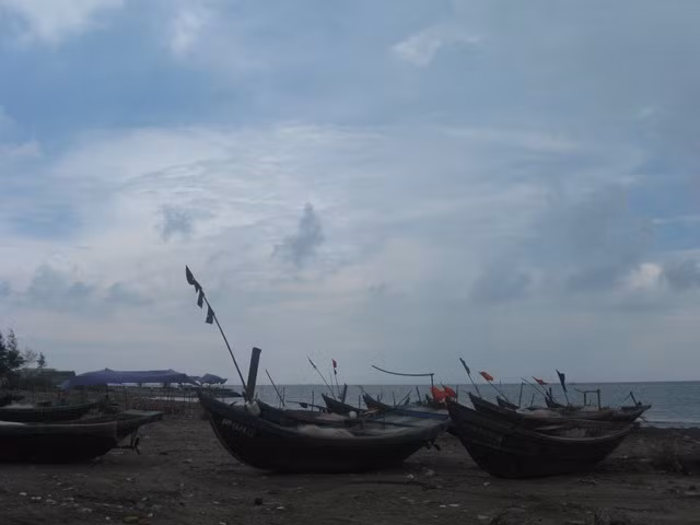 Những chiếc mủng độc mộc, đơn sơ...