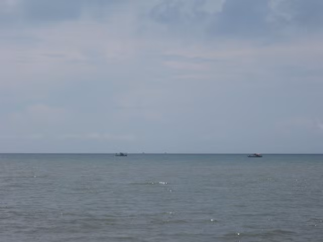 Đánh bắt gần bờ để kiếm được miếng cơm qua ngày cũng là điều không hề đơn giản với những người dân làm nghề chài lưới...