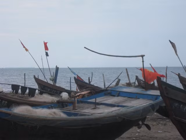 Nhưng đó là niềm vui khi mỗi lần trở về bờ sẽ có thật nhiều tôm, cá.