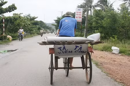 Tà tà mà kiếm cơm.