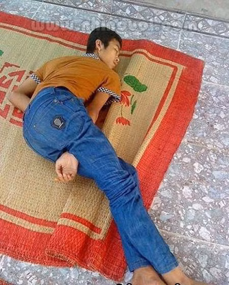 Tư thế ngủ khó đỡ.