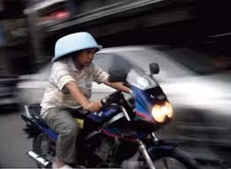 Mũ bảo hiểm thế này mới độc đáo.