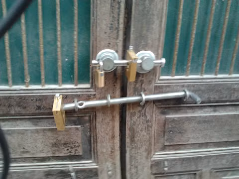Nhiều khóa cho an toàn. Nhiều khóa cho an toàn.