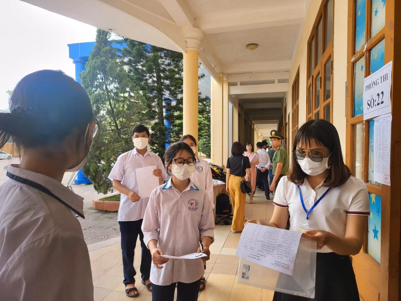 Giám thị gọi thí sinh vào phòng (Ảnh: Lã Tiến)