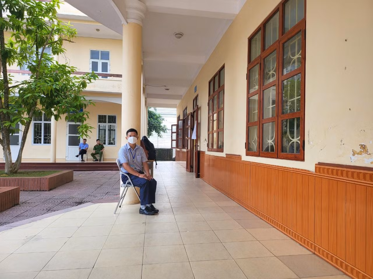 Lực lượng công an, giám thị hành lang đảm bảo kỳ thi diễn ra nghiêm túc, đúng quy định (Ảnh: Lã Tiến)