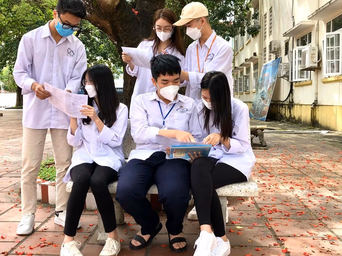 Ngô Gia Huy (ngồi giữa) là học sinh giỏi toàn diện, luôn hoà đồng và giúp đỡ bạn bè (Ảnh: TP) Ngô Gia Huy (ngồi giữa) là học sinh giỏi toàn diện, luôn hoà đồng và giúp đỡ bạn bè (Ảnh: TP)