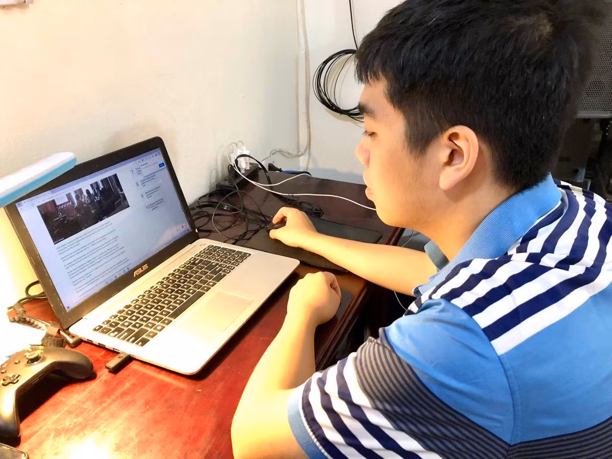 Gia Huy thường tìm tòi, khám phá các tác phẩm kinh điển của những tác giả nổi tiếng trên thế giới để trau dồi thêm tri thức về tiếng Anh (Ảnh: TP) Gia Huy thường tìm tòi, khám phá các tác phẩm kinh điển của những tác giả nổi tiếng trên thế giới để trau dồi thêm tri thức về tiếng Anh (Ảnh: TP)