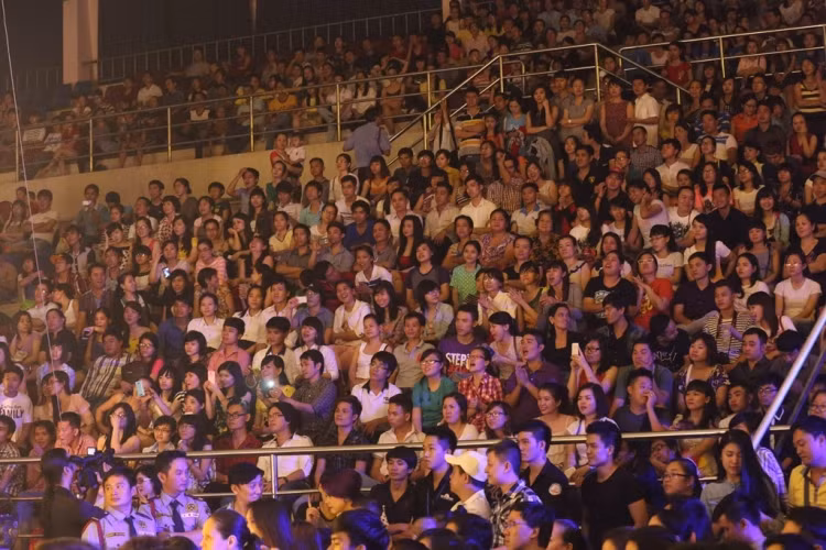 Fan kéo đến đông nghẹt cả nhà thi đấu Nguyễn Du, nhiều khán giả phải đứng suốt chương trình để xem Đan Trường biểu diễn. Fan kéo đến đông nghẹt cả nhà thi đấu Nguyễn Du, nhiều khán giả phải đứng suốt chương trình để xem Đan Trường biểu diễn.