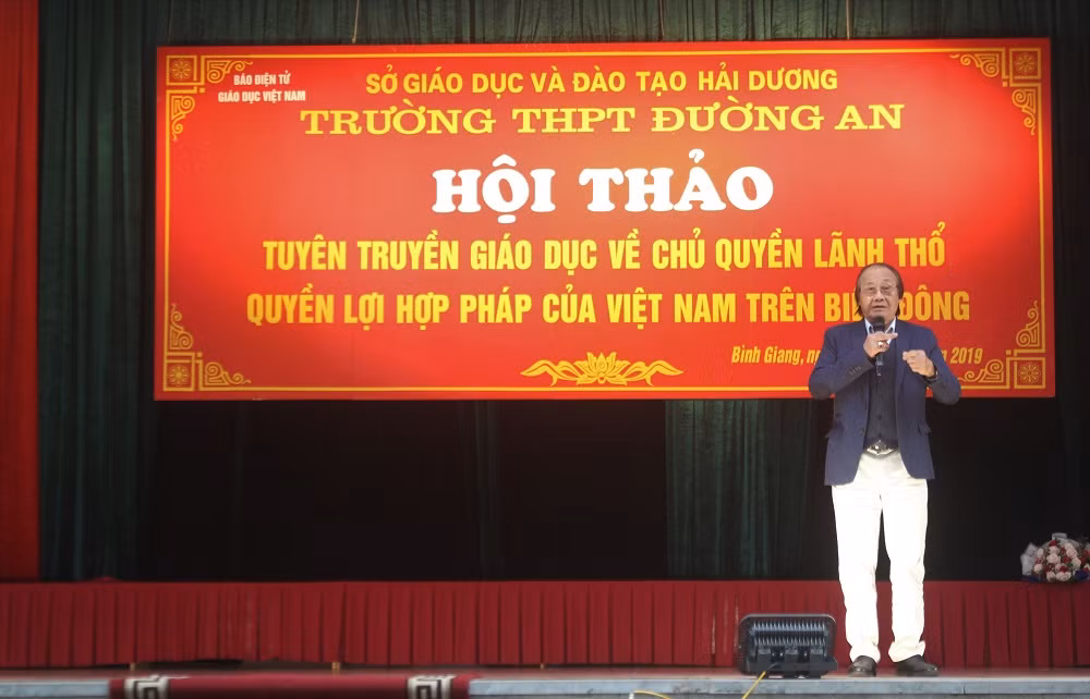 Tiến sĩ Trần Công Trục chia sẻ nhiều kiến thức quý báu và bổ ích xoay quanh vấn đề chủ quyền biển đảo (Ảnh:Vũ Ninh)